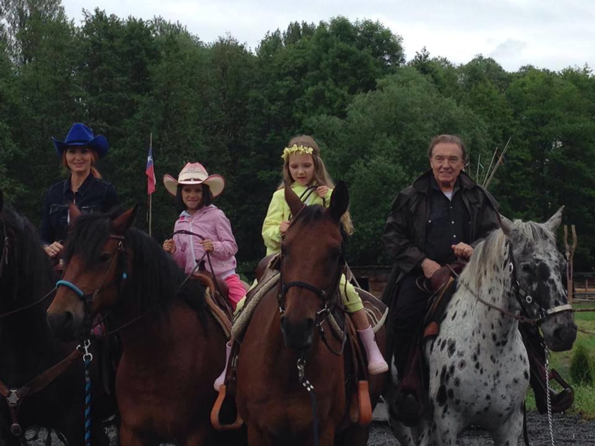 Karel Gott s manželkou a dcerami na koních.