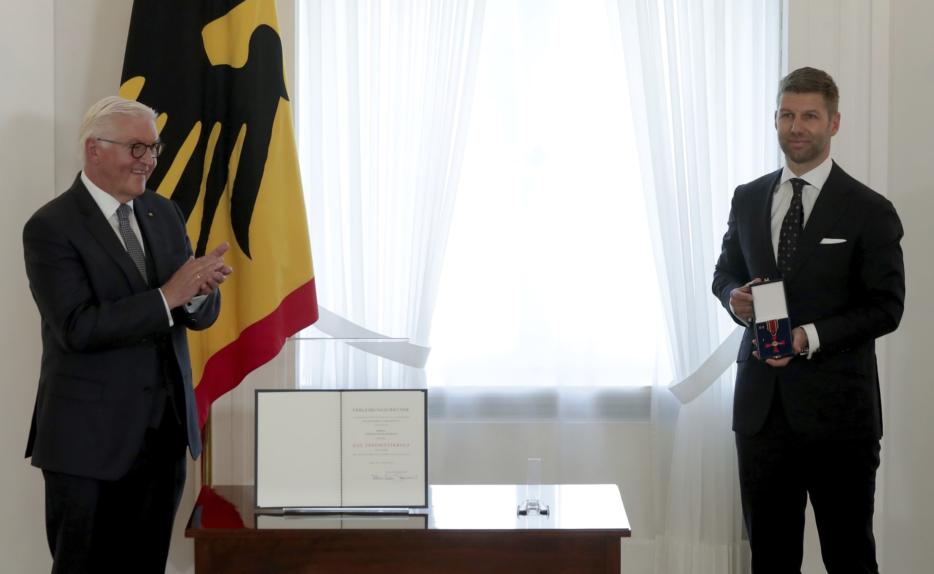 Thomas Hitzlsperger (vpravo) pózuje před zraky německého prezidenta Franka-Waltera Steinmeiera po převzetí státního vyznamenání.