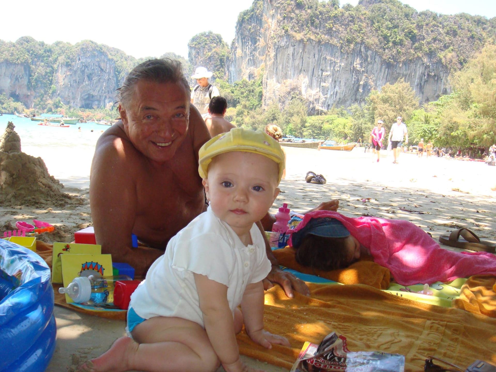 Karel Gott s nejmladší dcerkou Nelly Sofií a spící Charlottkou na dovolené v Thajsku v roce 2009. Fotografii pořídila jeho žena Ivana. 