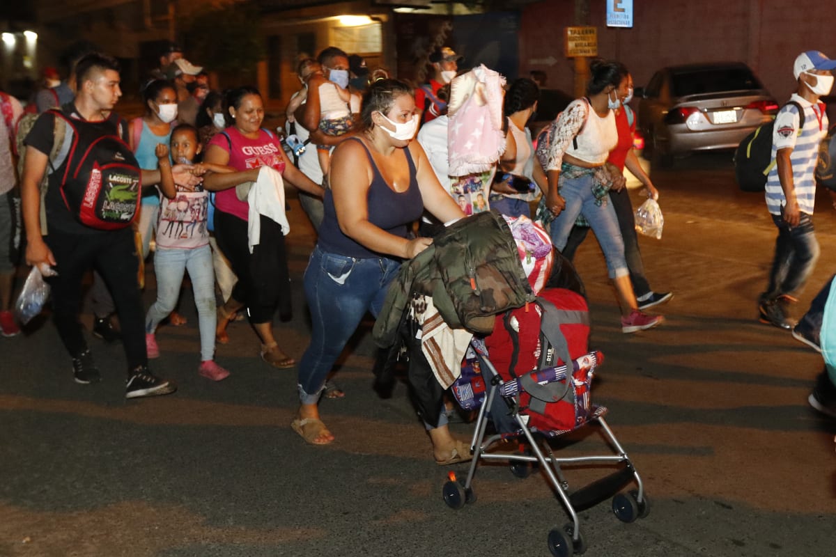 Migranti procházejí honduraským městem San Pedro Sula a putují směrem k hranici s Guatemalou.