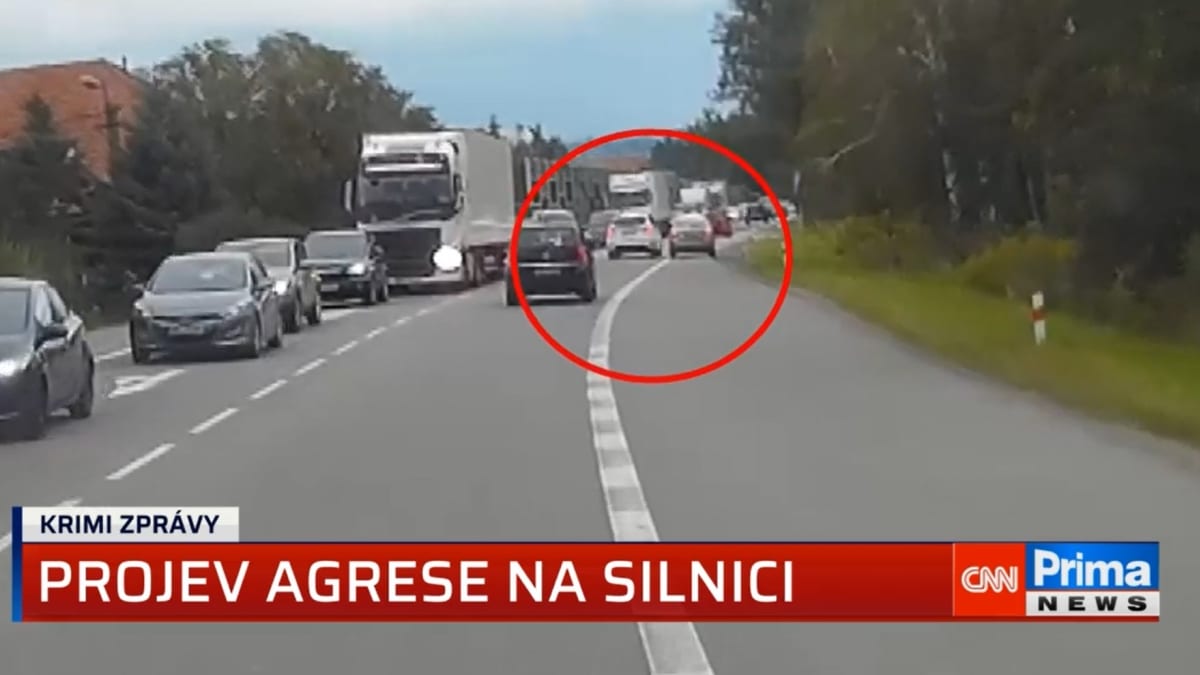 Agresivní řidič v Brně zablokoval druhé auto a křičel na jeho řidiče.