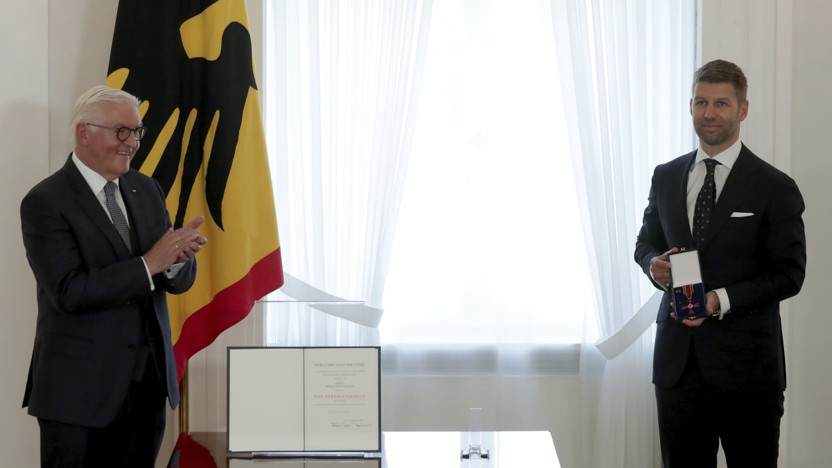Thomas Hitzlsperger (vpravo) pózuje před zraky německého prezidenta Franka-Waltera Steinmeiera po převzetí státního vyznamenání.