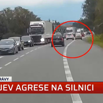 Agresivní řidič v Brně zablokoval druhé auto a křičel na jeho řidiče.