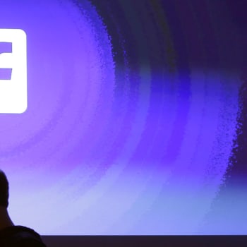 Mark Zuckerberg a logo Facebooku