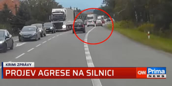 Nepříčetný řidič v Brně zablokoval druhé auto, bušil do něj a nadával jeho šoférovi