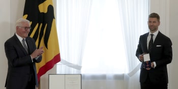 Německý prezident ocenil bývalého fotbalistu, který se první přiznal k homosexualitě