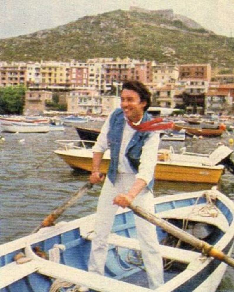 Karel Gott na loďce při natáčení TV show Scusi, wo liegt bel canto? V Itálii roku 1981.
