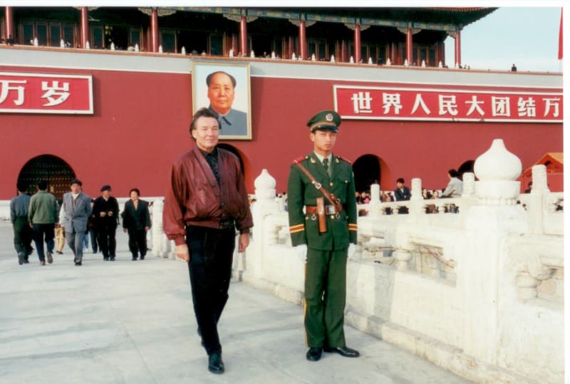 Karel Gott v Pekingu v roce 1999. Krásy hlavního města ho podle jeho slov nadchly a okouzlily. Ten večer měl před branami Zakázaného města vystoupení. 