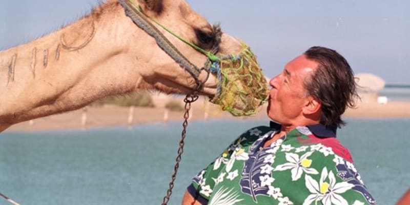 Karel Gott v Egyptě v roce 2000. Fotografii, kde si dává polibek s velbloudem zachytil Věroslav Sixt.