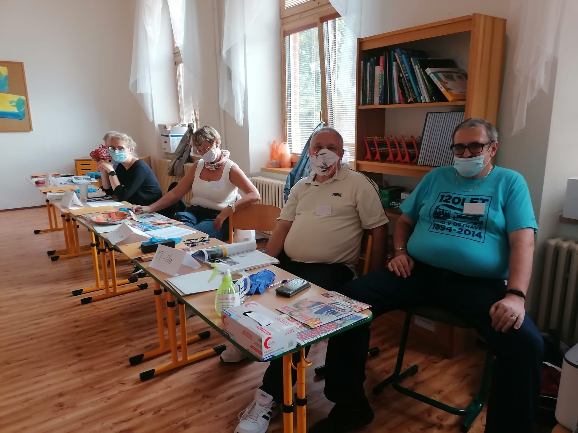 Volební okrsek 8001 v Ostravě, doporučený dvoumetrový odstup mezi osobami se nedodržuje.