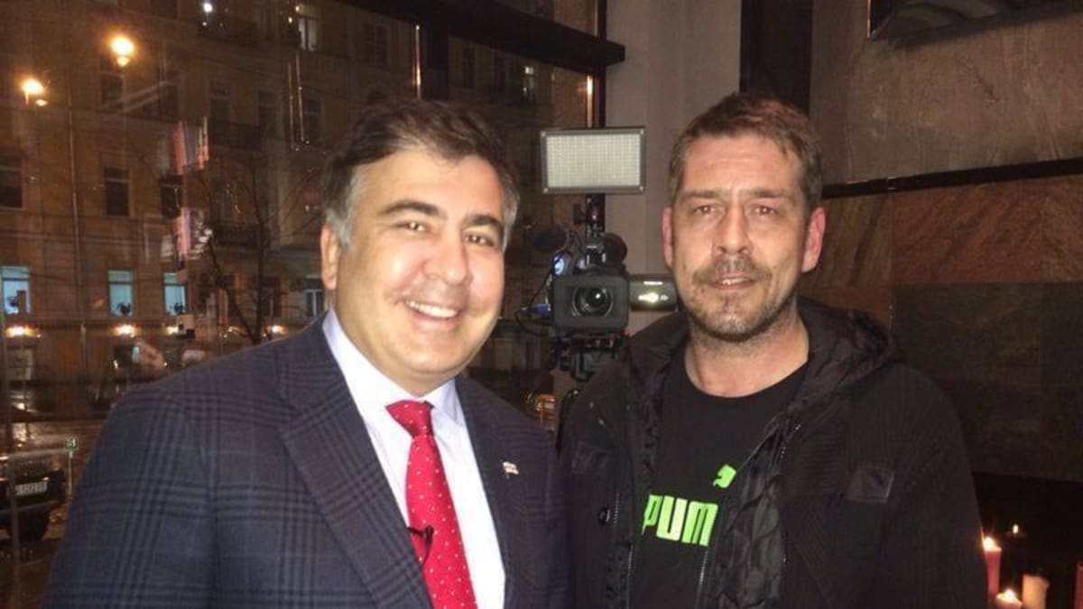 Německý novinář Toralf Keßler (vpravo) pózuje po rozhovoru s bývalým gruzínským prezidentem Michailem Saakašvilim.