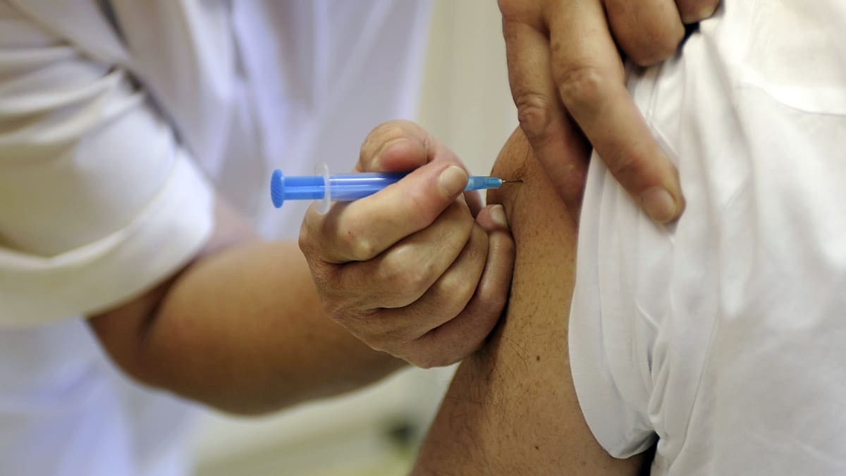 Většina opozičních politiků by se vakcínou proti koronaviru očkovat nechala.