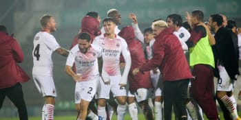 Nekonečný večer pro AC Milán: Vyrovnání ve 120. minutě, 24 penalt a zavřené letiště