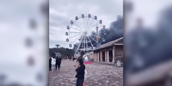 Nejméně 13 obětí a 15 zraněných zanechal mohutný požár v čínském zábavním parku