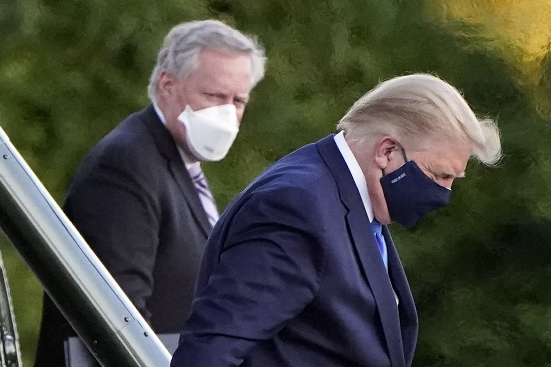 Donald Trump vystupuje z letadla před vojenskou nemocnicí.