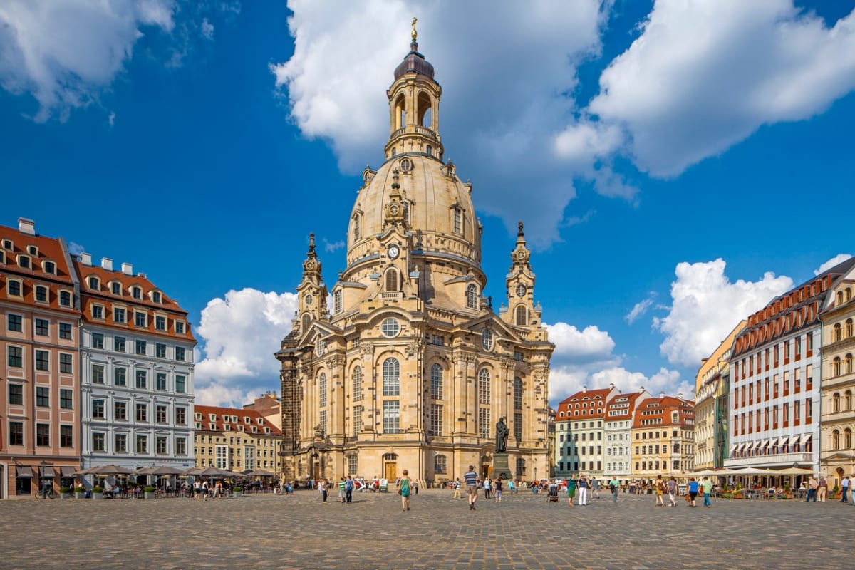 Barokní chrám Frauenkirche byl během druhé světové války téměř zcela zničen. V roce 2005 se však dočkala opětovného vysvěcení jeho dokonalá replika.