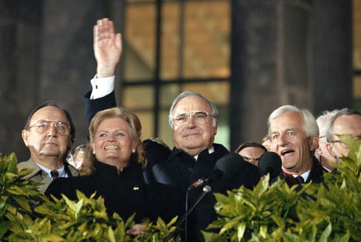 Spolkový kancléř Helmut Kohl (uprostřed) vstoupil do dějin jako ten, kdo znovu sjednotil oba německé státy.