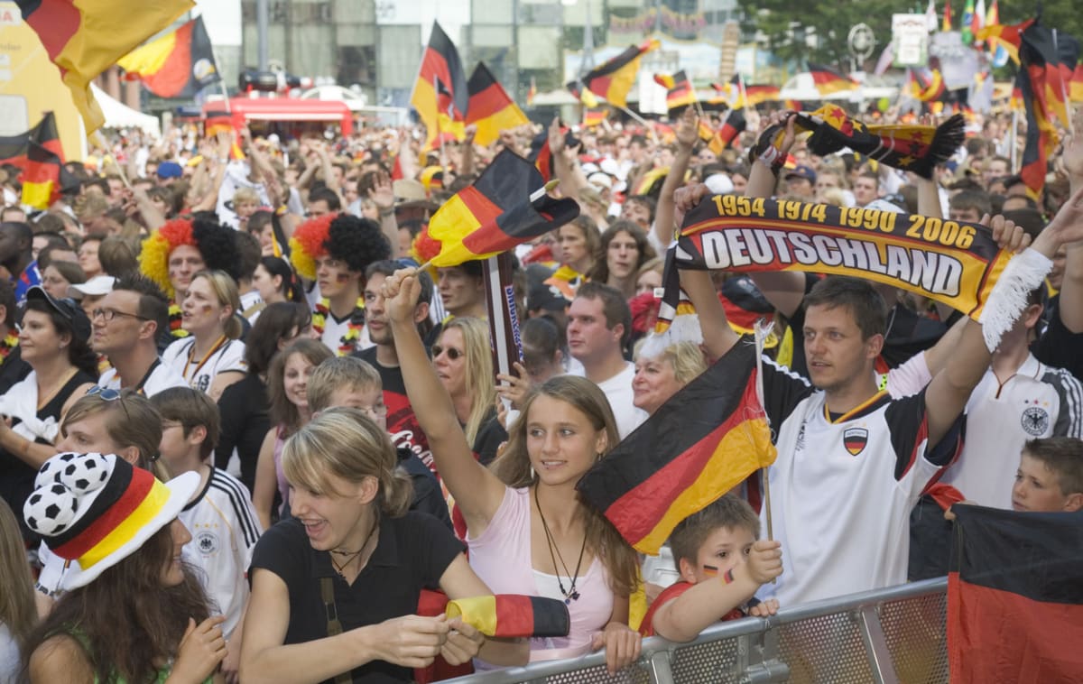 Fotbal je v Německu národním sportem. Když hraje Deutsche Fußballnationalmannschaft, je celá země na nohou.