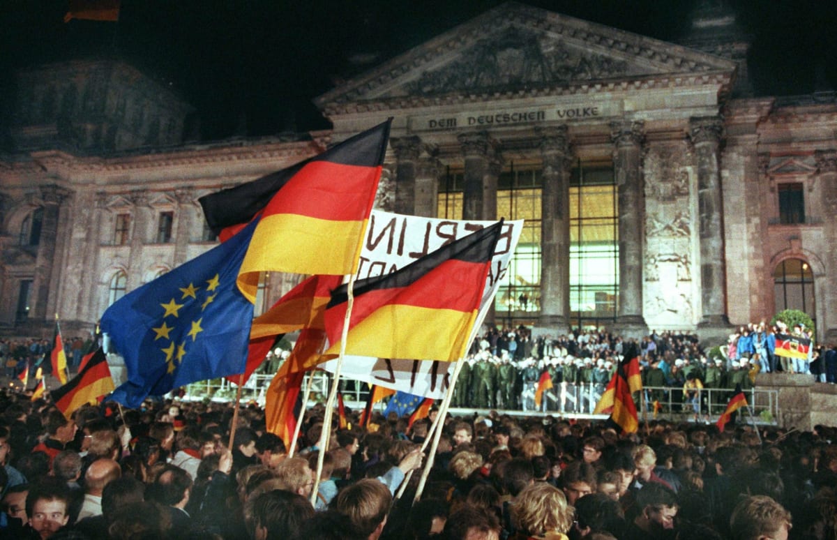 Euforie. Obyvatelé Berlína slaví v ulicích sjednocení Německa, 3. října 1990.