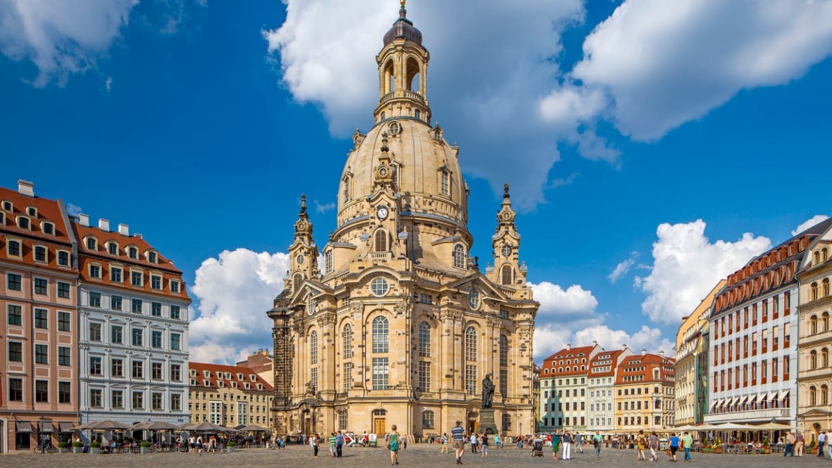Barokní chrám Frauenkirche byl během druhé světové války téměř zcela zničen. V roce 2005 se však dočkala opětovného vysvěcení jeho dokonalá replika.
