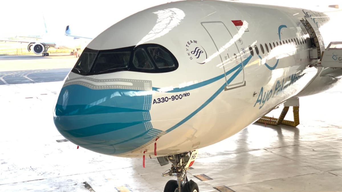 Indonéské národní aerolinky Garuda Indonesia představily letadlo, které má na svém „nose“ namalovanou roušku.