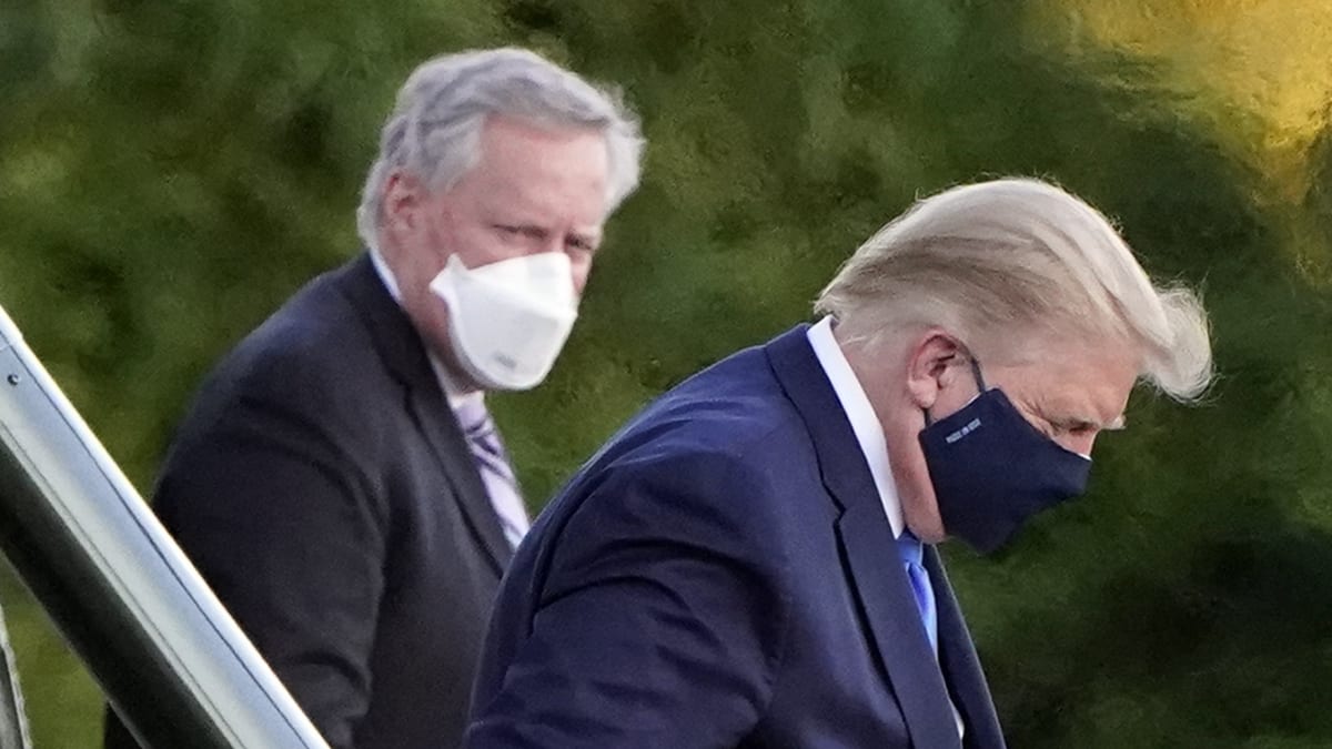 Donald Trump vystupuje z letadla před vojenskou nemocnicí.