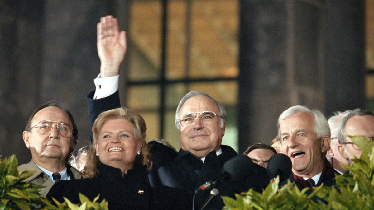 Spolkový kancléř Helmut Kohl (uprostřed) vstoupil do dějin jako ten, kdo znovu sjednotil oba německé státy.