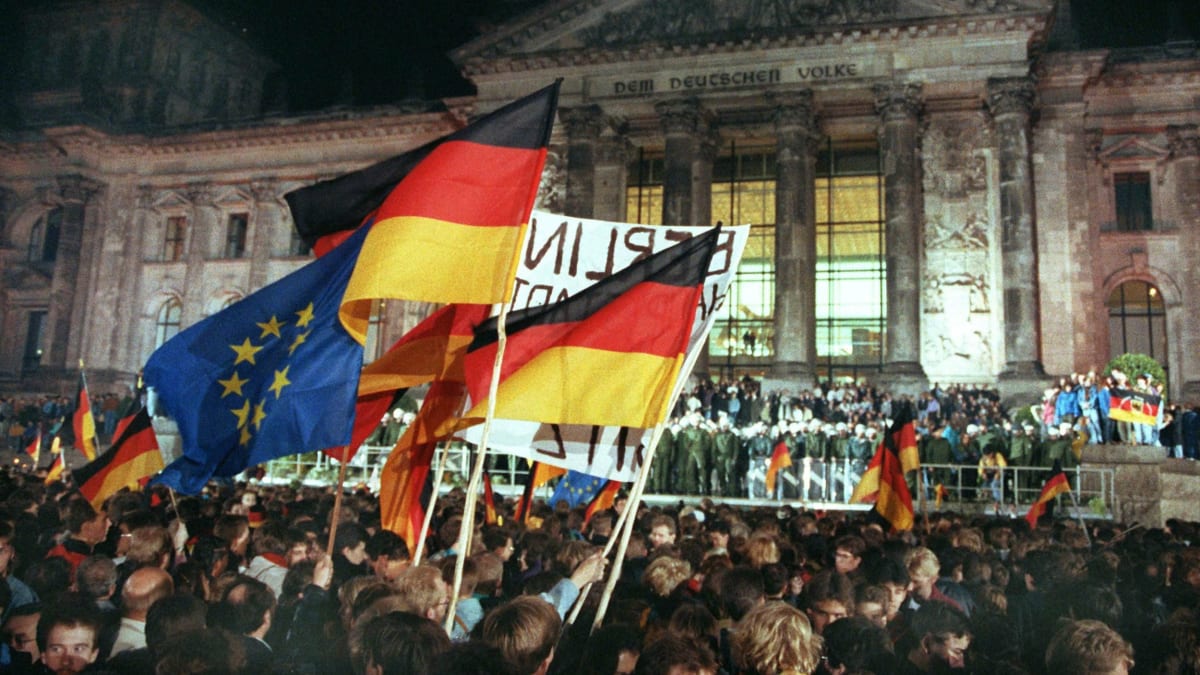 Euforie. Obyvatelé Berlína slaví v ulicích sjednocení Německa, 3. října 1990.