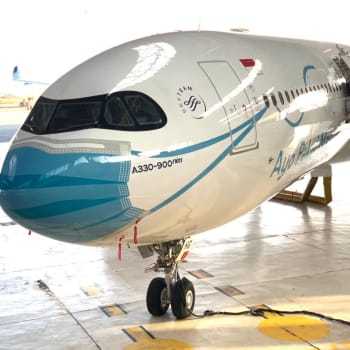 Indonéské národní aerolinky Garuda Indonesia představily letadlo, které má na svém „nose“ namalovanou roušku.