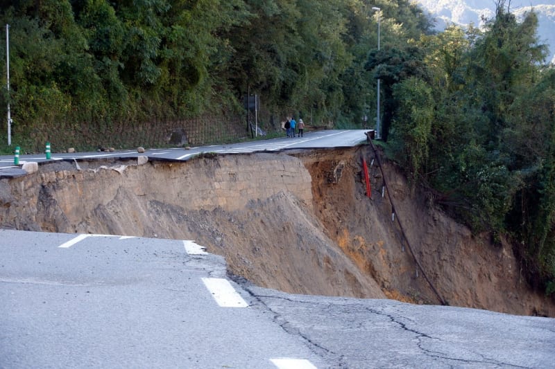 I takto vypadají některé francouzské silnice poté, co se zemí prohnala bouře Alex.