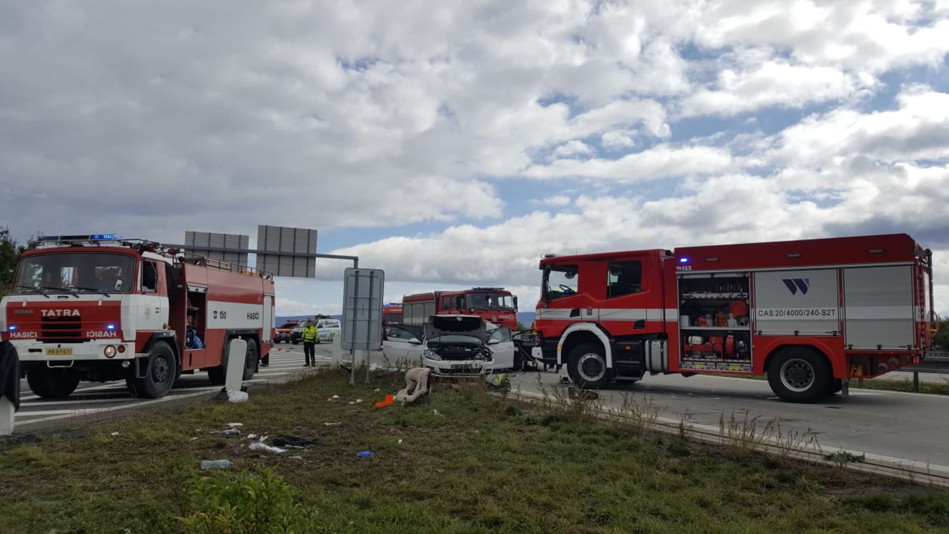 Dálnici D1 zastavila hromadná nehoda čtyř aut (ZDROJ: Twotter.com/Hasiči Olomouc)