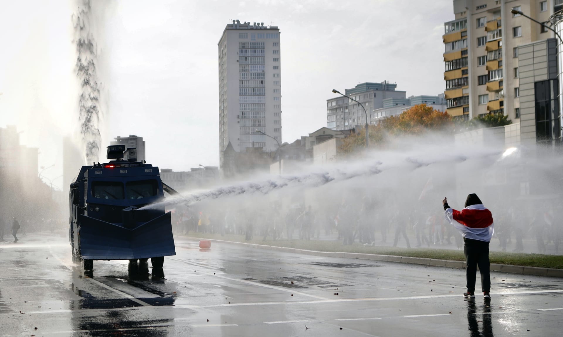 Policie v Minsku použila proti demonstrantům vodní děla.