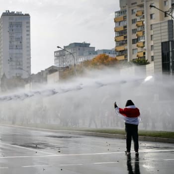 Policie v Minsku použila 4. října 2020 proti demonstrantům vodní děla.