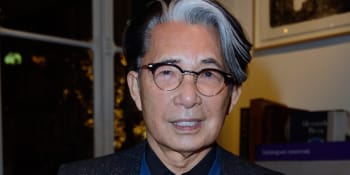 Módní návrhář Kenzó Takada zemřel ve věku 81 let na následky koronaviru