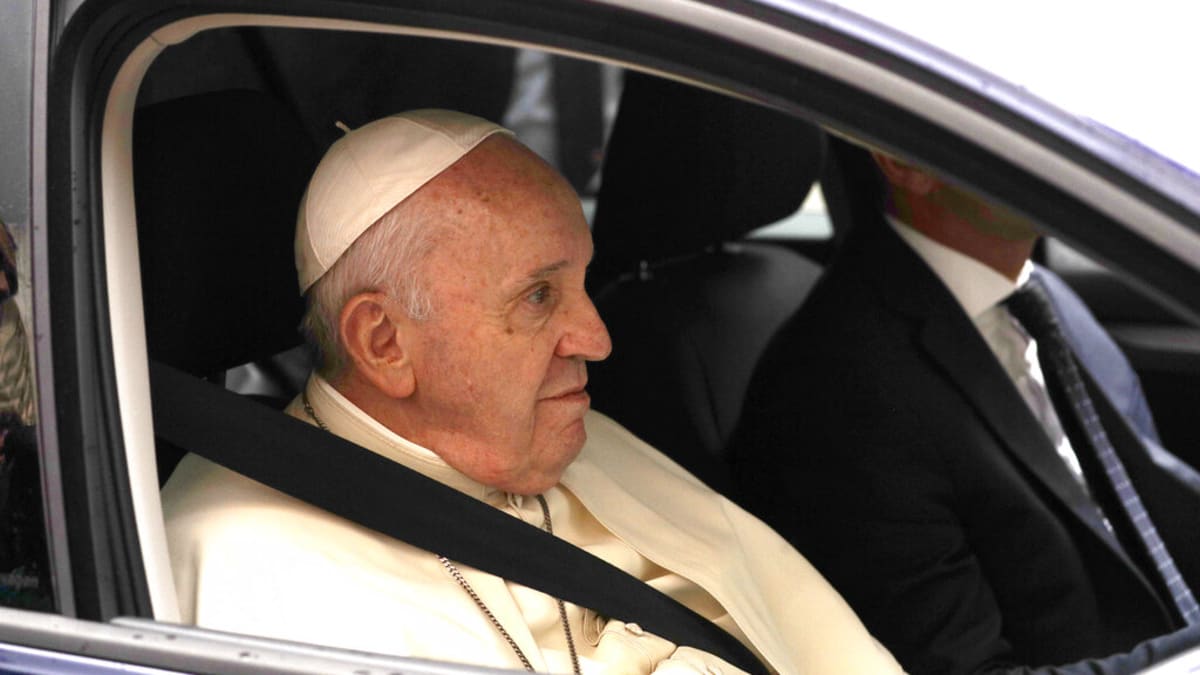 Papež František přijíždí do Assisi podepsat encykliku