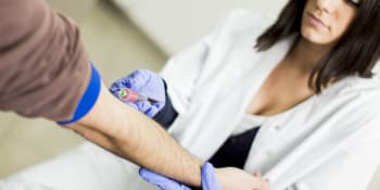 Sledujte ŽIVĚ HLAVNÍ ZPRÁVY: Ze vzorku krve lze zjistit, zda má tělo ochranné protilátky