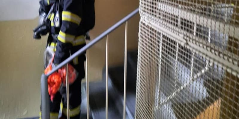 V Kadani hořel panelový dům, hasiči evakuovali deset lidí.