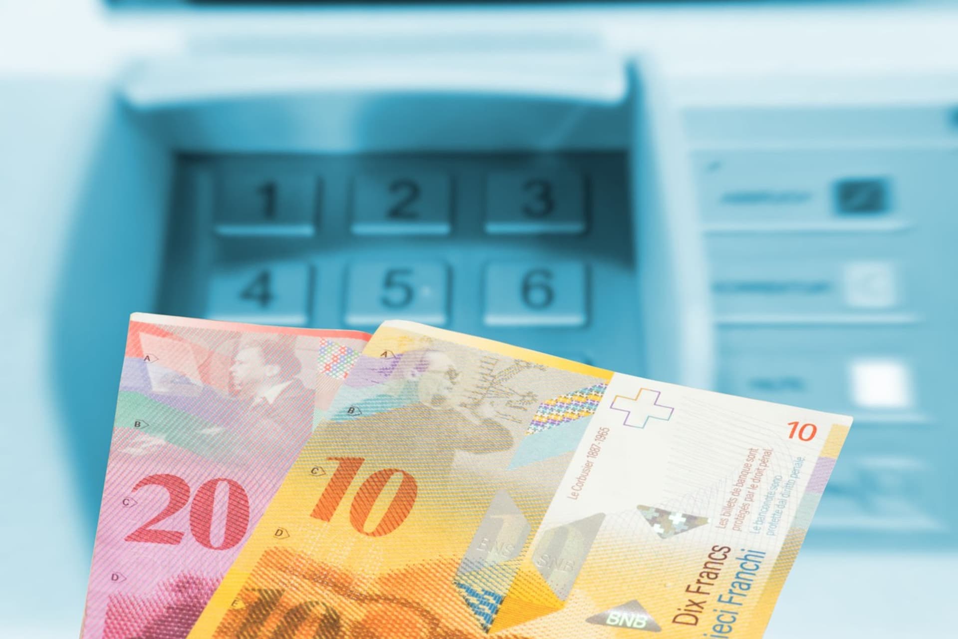 Švýcarské franky po výběru z bankomatu (ilustrační snímek)