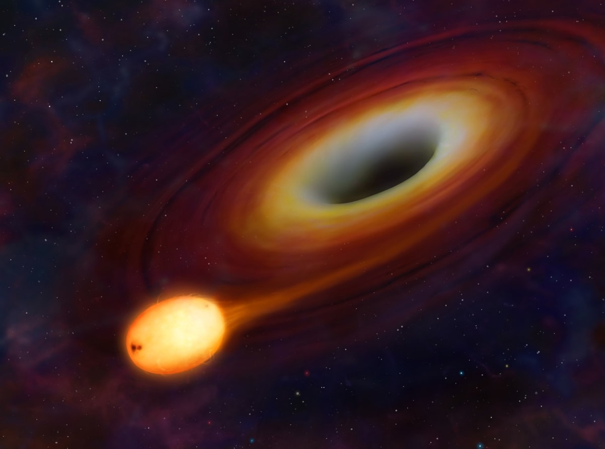 Umělecké ztvárnění počátečních fází rozpadu hvězd, které se příliš přiblížily k superhmotné černé díře ve středu galaxie.