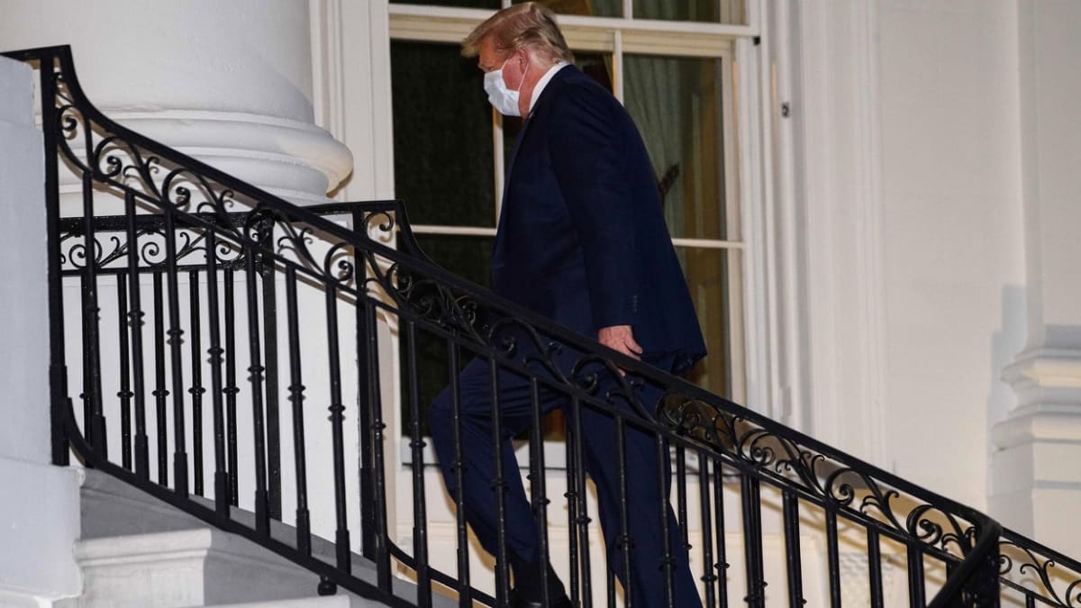  Trump jde po schodech Bílého domu po návratu z nemocnice.