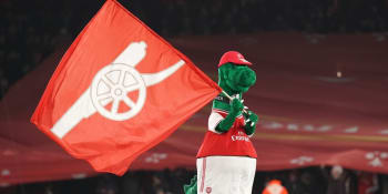 Arsenal v krizi šetří a vyhodil i slavného dinosaura. Pomoc nabízí fanoušci i Özil