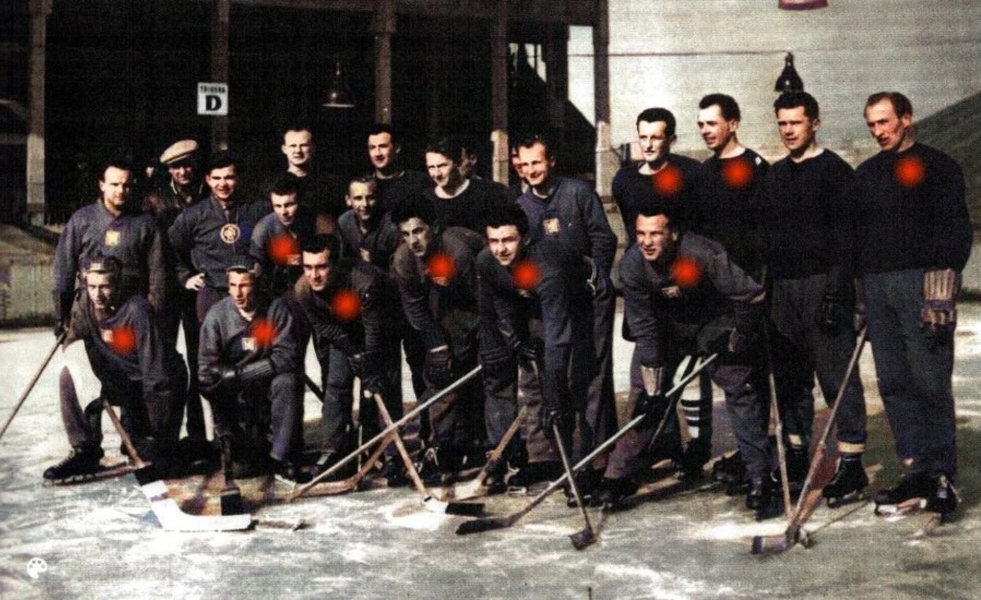Dne 7. října 1950 vrcholil vykonstruovaný proces s československými hokejisty. Ti posléze zamířili na základě rozhodnutí komunistického režimu do uranových dolů.