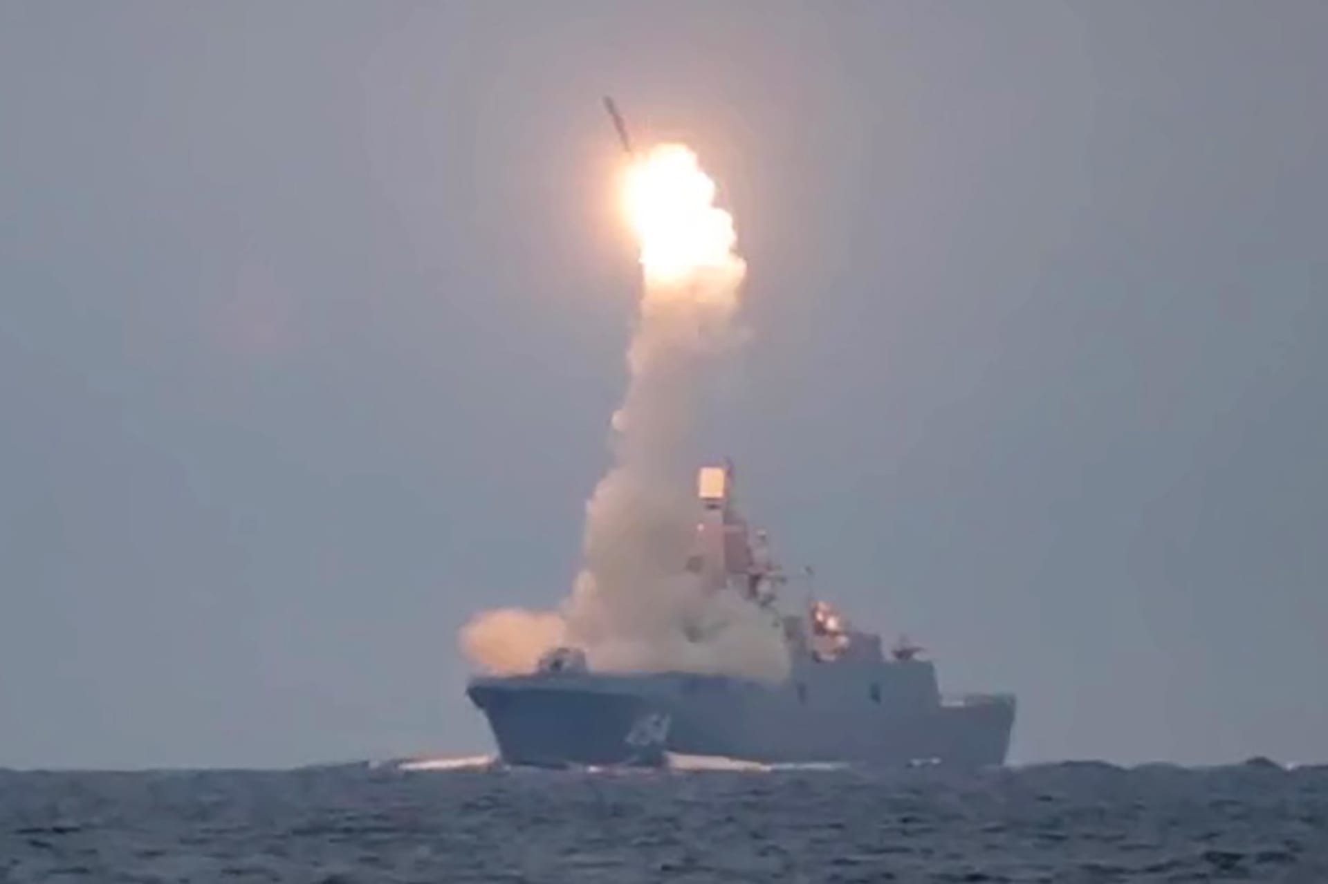 Raketa Cirkon vylétla z ruské fregaty Admirál Gorškov.