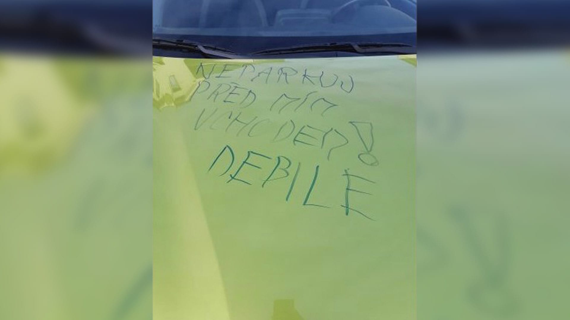 Neznámý pachatel napsal 61leté ženě na kapotu jejího vozu vzkaz.