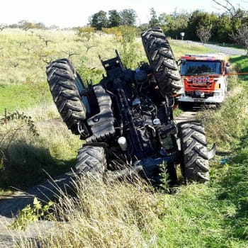 Dva lidské životy si vyžádala nehoda traktoru v Dolních Habraticích na Děčínsku. (ilustrační foto)