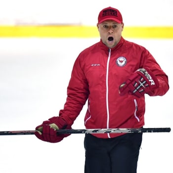 Kauza kolem hokejového trenéra Martina Stloukala nekončí. Hokejový svaz vypověděl kvůli „hubatému“  kouči Technice Brno smlouvu.