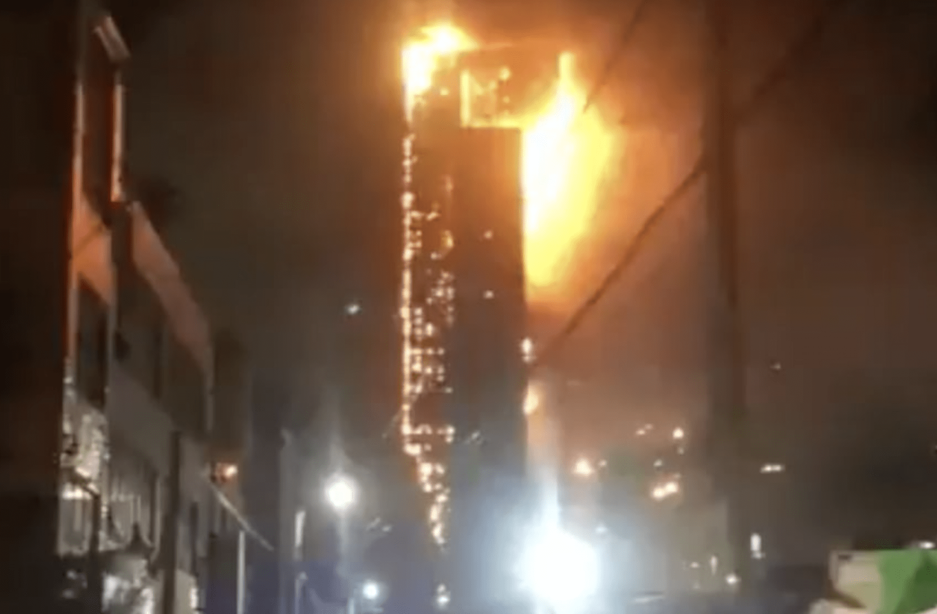 Snímek ze sociálních sítí zobrazující hořící budovu v korejském Ulsanu. 