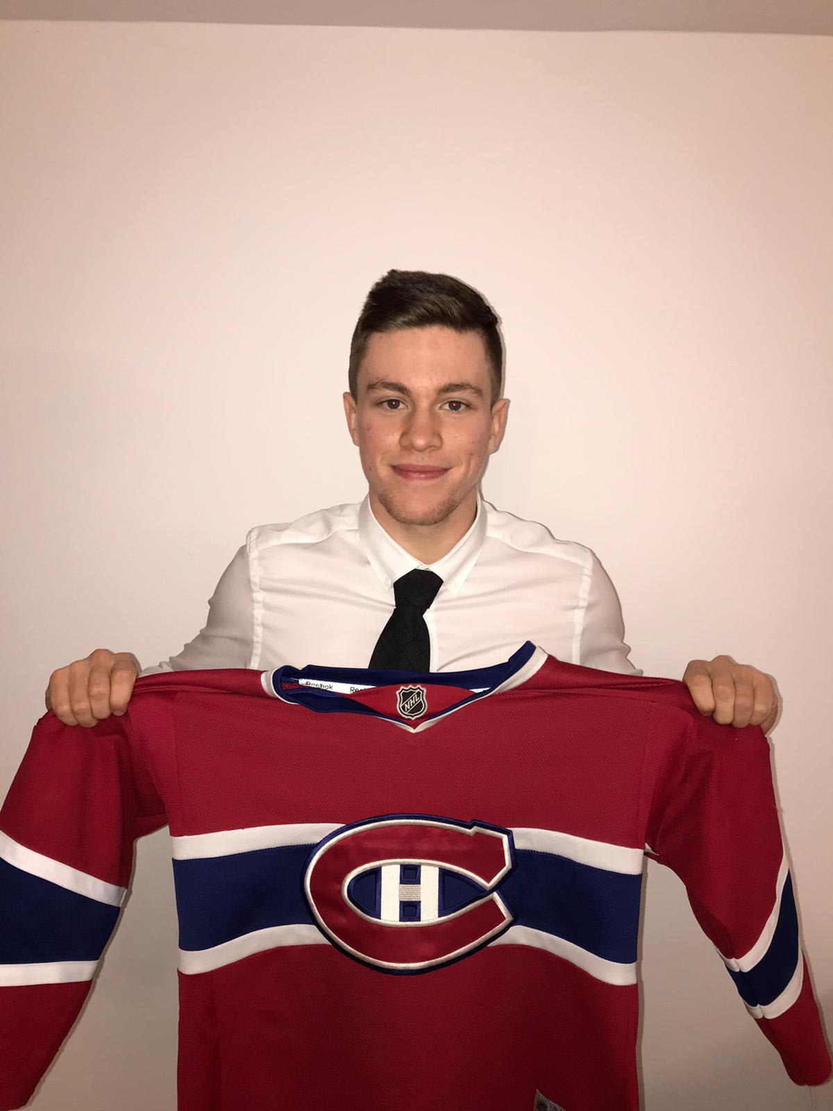 Jan Myšák pózuje s dresem klubu Montrealu Canadiens, který ho draftoval ve druhém kole. 