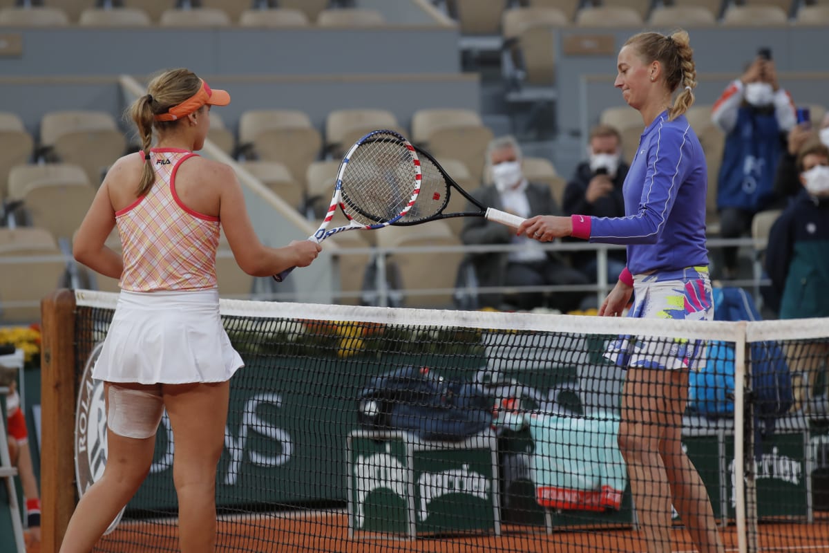 Petra Kvitová (vpravo) se loučí po prohraném semifinále na Roland Garros s Američankou Sofií Keninovou.