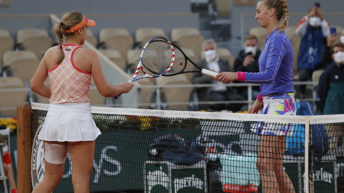 Petra Kvitová (vpravo) se loučí po prohraném semifinále na Roland Garros s Američankou Sofií Keninovou.